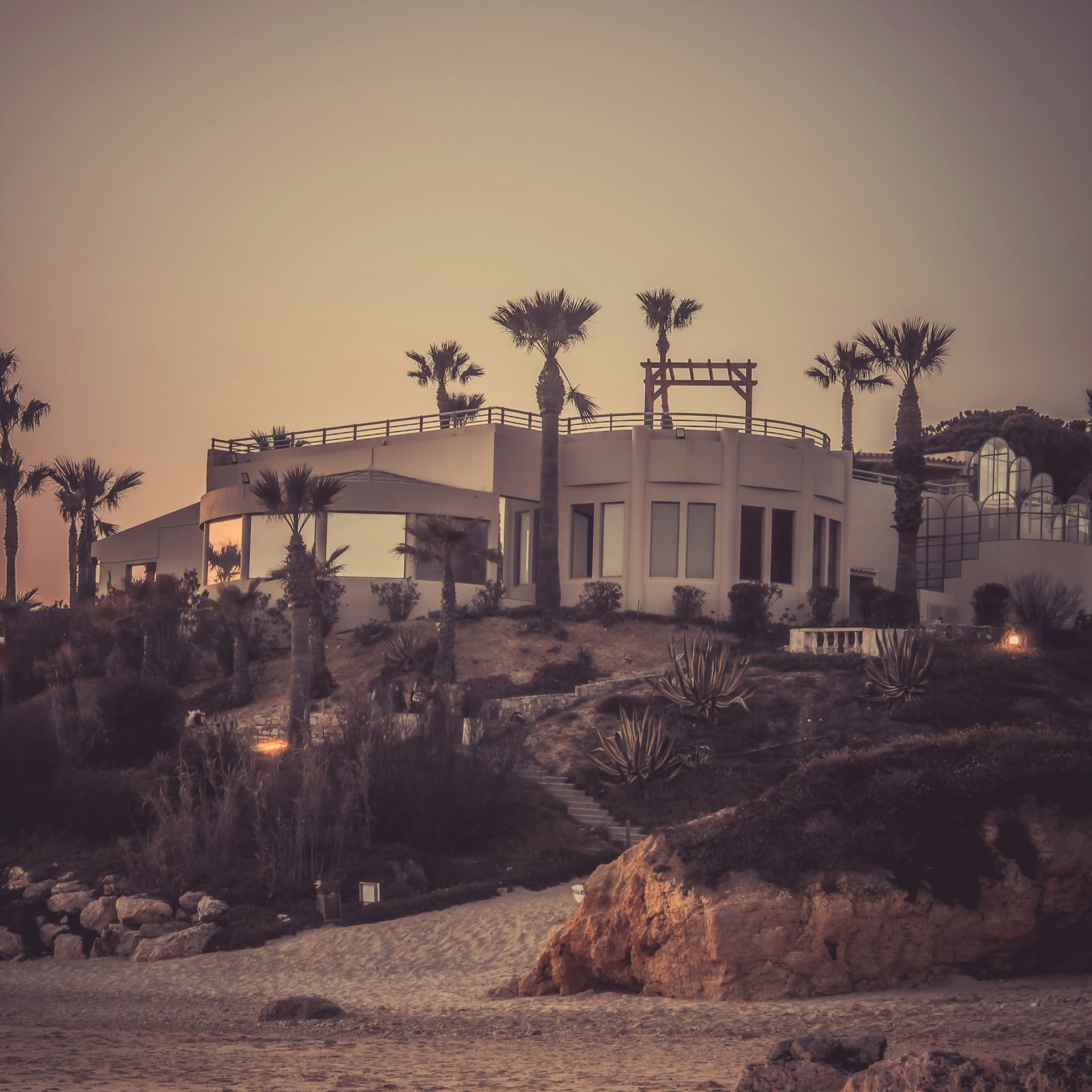 luxury-home-at-sea-side